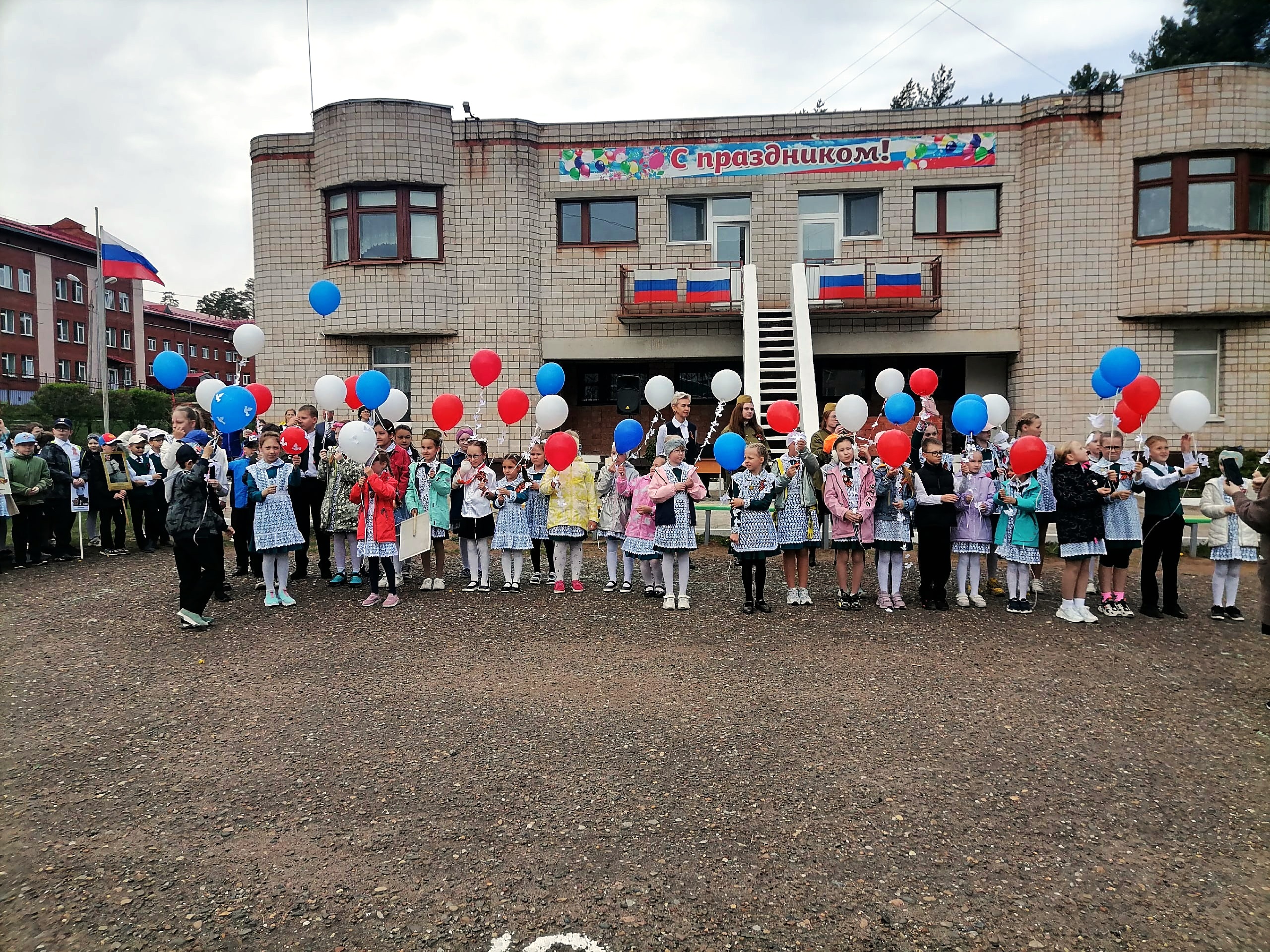 5 мая прошла общешкольная праздничная линейка, посвящённая Дню Великой Победы.